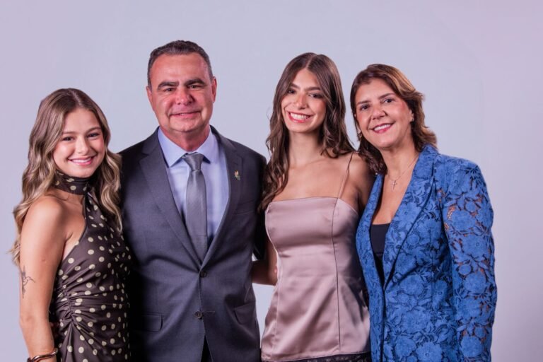 Marcos Chaves, sua esposa Luciana e as filhas Maria Luiza e Laura na posse da nova diretoria da Andav. Foto: Acervo familiar