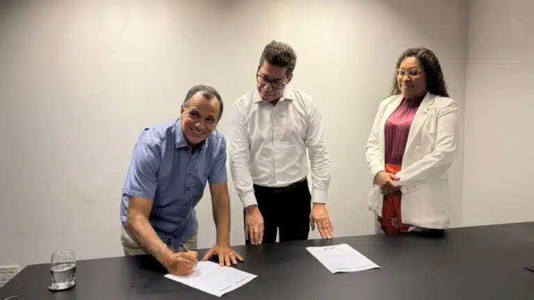 Max Filho assina com o União Brasil, assistido de perto por Marcelo Santos e por Patrícia Crizanto