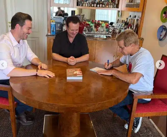 Sérgio Meneguelli assina com o PSD, diante de Gilberto Kassab e Renzo Vasconcelos. Crédito: reprodução Instagram