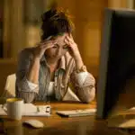 Por que esquecemos coisas simples no dia a dia? Entenda