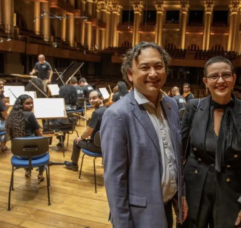 O presidente do Conselho Nacional do SESI, Fausto Augusto Junior e Gisa Madeira, gerente de Cultura do SESI-ES,na Sala São Paulo