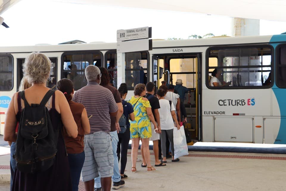 Ônibus do Transcol no Terminal