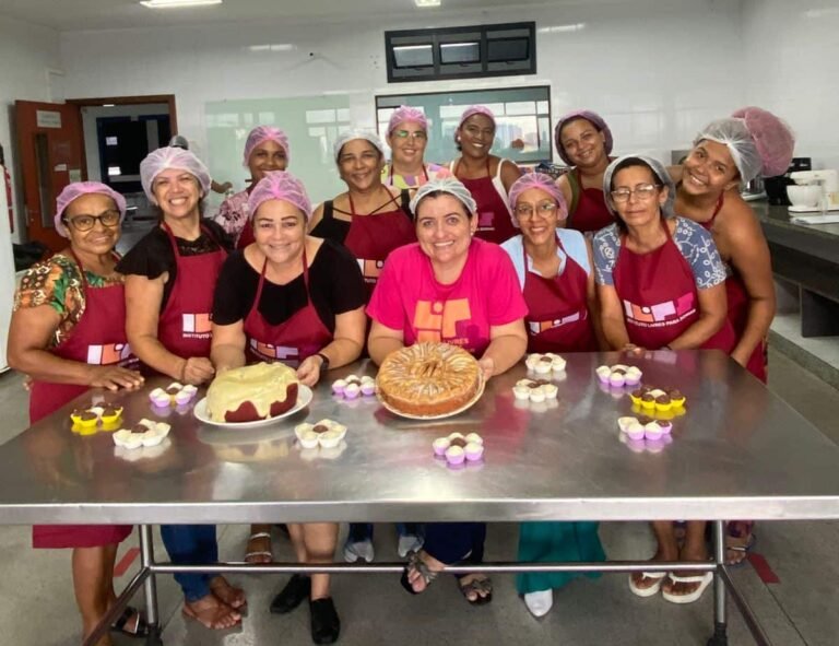 Participantes do projeto Livres para Empreender durante capacitação voltada à geração de renda e autonomia financeira