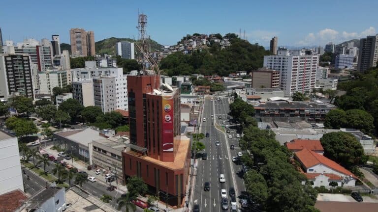 Vista aérea da fachada da Rede Sim