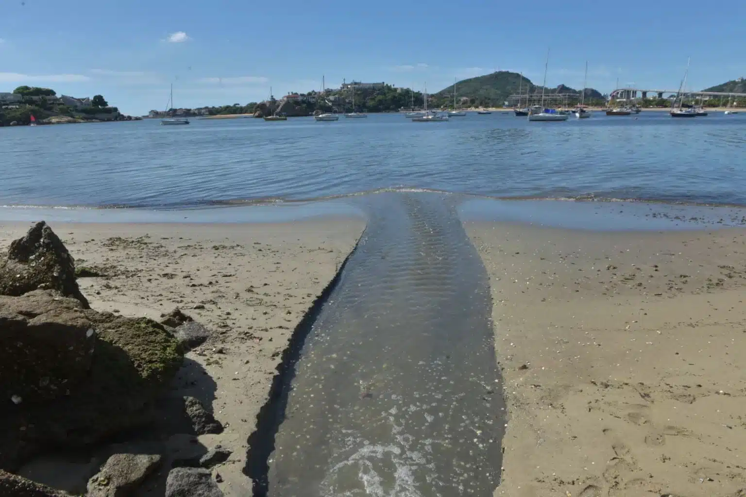 MPES quer solução em até 45 dias para "mancha" no mar de Vitória