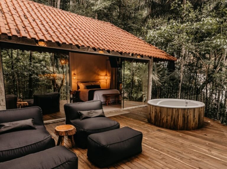 Hospedagem com cachoeira exclusiva: refúgios atraem turistas no ES