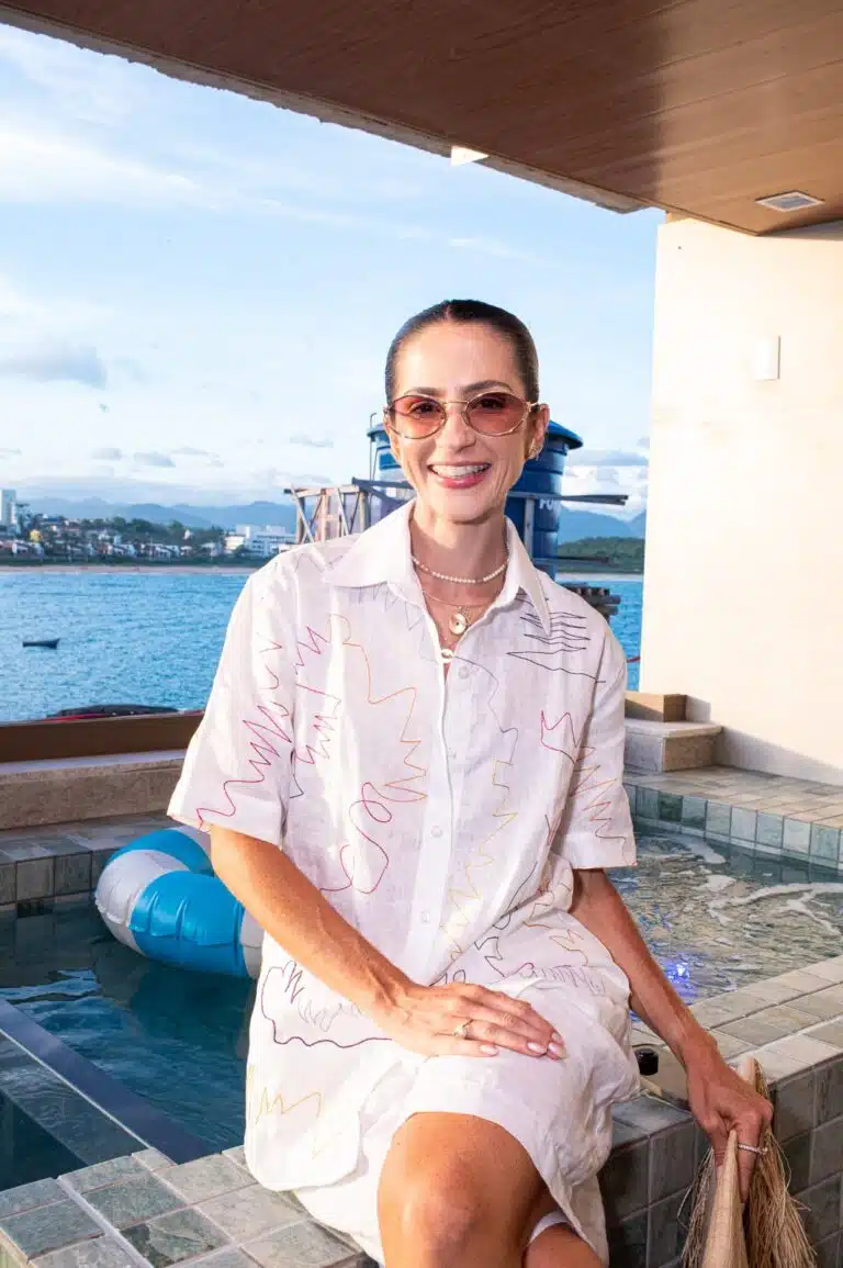 Italla Monti na varanda do decorado do Manami Ocean Living