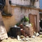 Idosa vive em meio ao lixo e família pede ajuda no Sul do ES