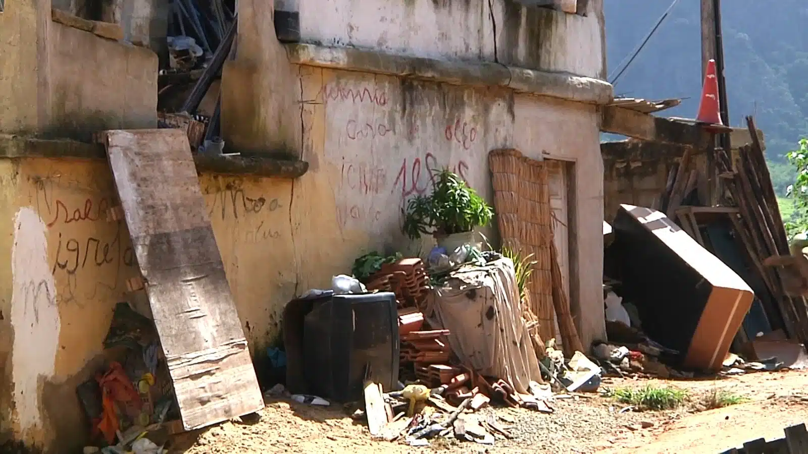 Idosa vive em meio ao lixo e família pede ajuda no Sul do ES