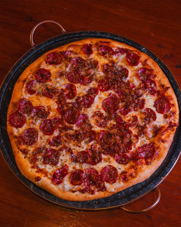 Aloha Pizzaria
Calabacon | Pizza assada no forno à lenha com molho artesanal @alohalinhares_pizzaria