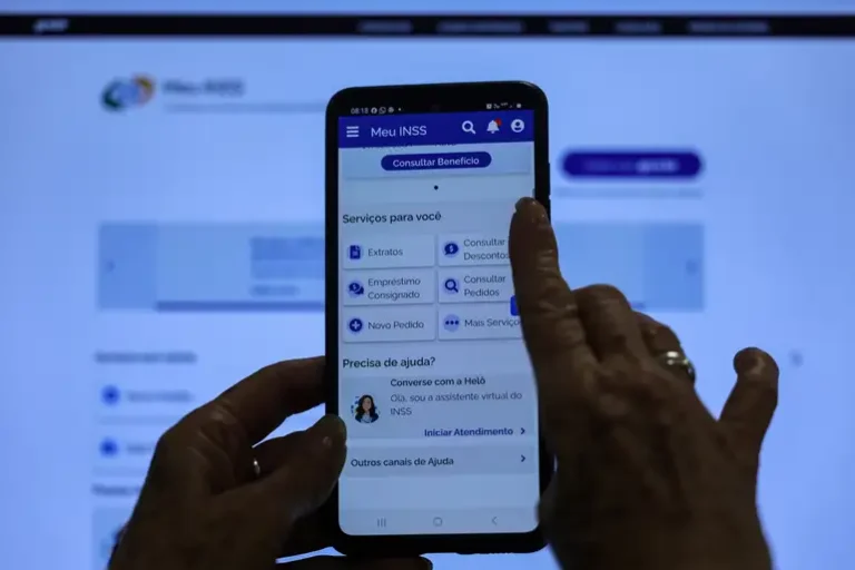 Aposentadoria na mira dos bancos: a fraude dos cartões consignados RMC e RCC