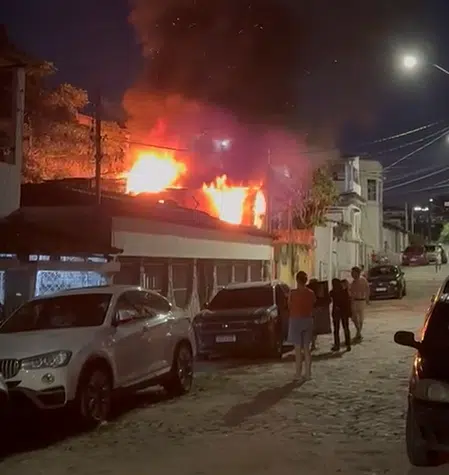 Incêndio atinge casa e assusta moradores em Vila Velha