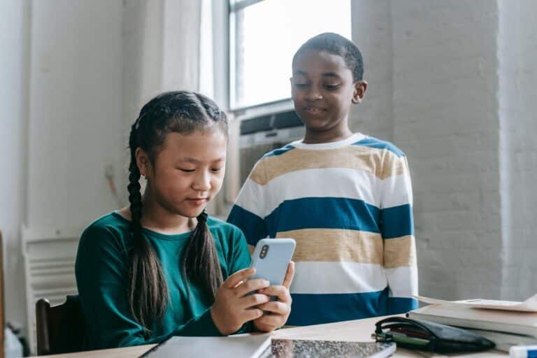 eca digital, crianças no celular