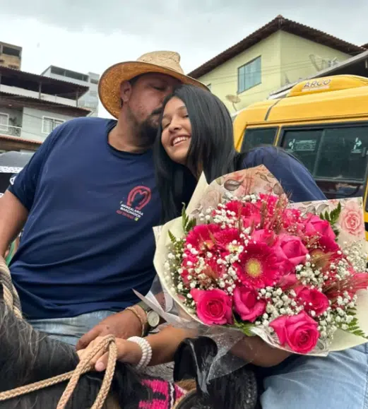 Vídeo de pai presenteando filha com flores emociona e viraliza no ES