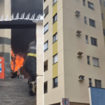 Incêndio atinge garagem de prédio em Jardim Camburi; vídeos