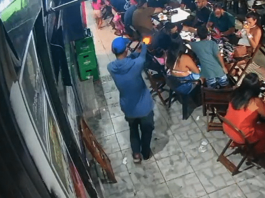 Homem é morto a tiros na frente de bar lotado