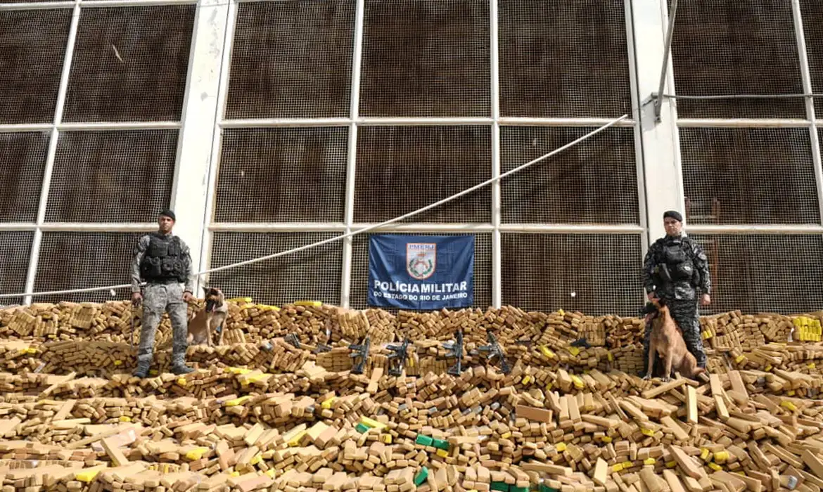PM do Rio de Janeiro apreende 48 toneladas de drogas