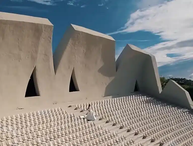 A noiva Camila Carone no cenário de conto de fadas