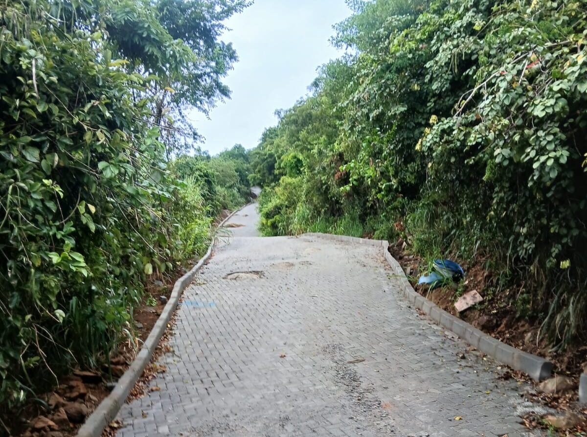 Morro do Moreno tem 90% do calçamento pronto, mas segue fechado