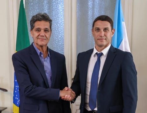 Ricardo Ferraço cumprimenta Jordano Bruno Gasperazzo