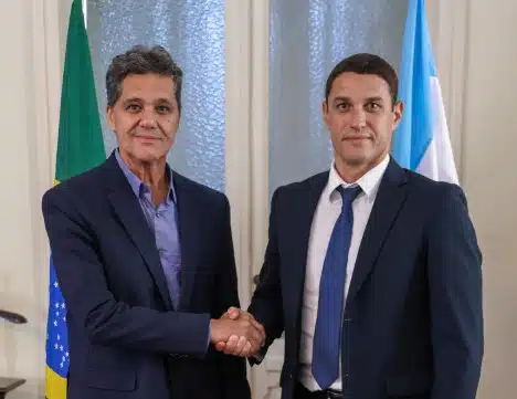 Ricardo Ferraço cumprimenta Jordano Bruno Gasperazzo