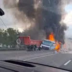 Carretas pegam fogo após acidente e interditam BR-101