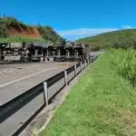 Carreta tomba e interdita pista da BR 101 em Anchieta