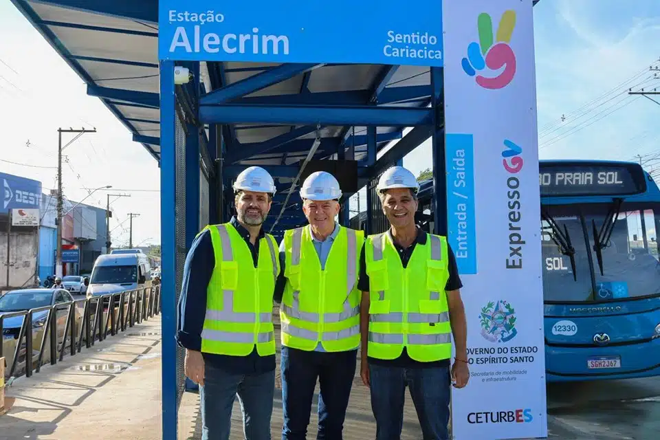 Casagrande e Ferraço visitam plataforma modelo do BRT na Avenida Carlos Lindenberg