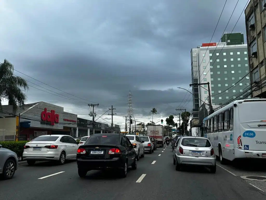 Céu nublado na Reta da Penha, em Vitória