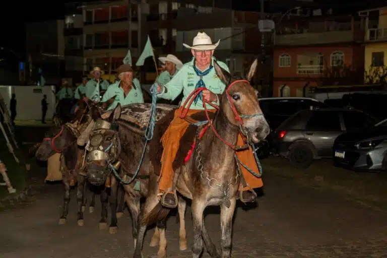 Comitiva de 17 tropeiros cruzou o interior do Espírito Santo e chegou em Santa Teresa para a Ruraltur 2026