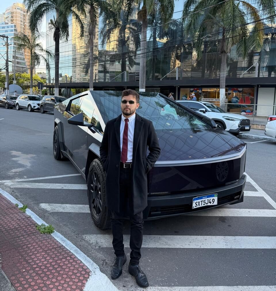 Eduardo Simões com o Tesla Cybertruck