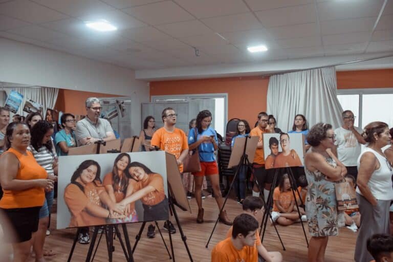 Exposição “Retratos” chega à agência da Sicredi Vitória