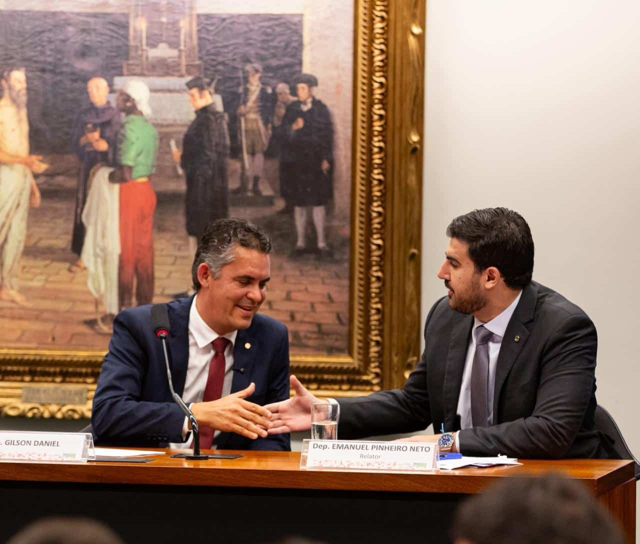 Gilson Daniel cumprimenta deputado Emanuel Pinheiro Neto (PSD-MT), relator da sua aptidão. Foto: assessoria de Gilson Daniel