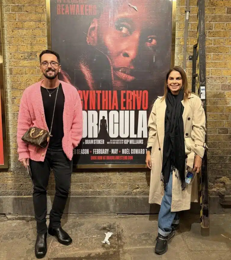 Wesley Telles e Bruna Dornellas em noite para assistir Dracula West End com Cynthia Erivo