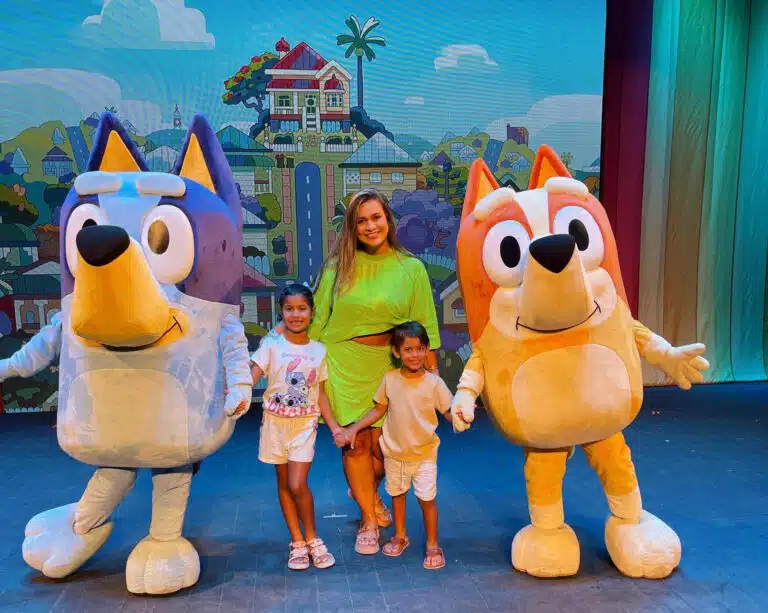 Bluey e Bingo com a jornalista Anny Freire, a sobrinha Maria Isadora e o filho  José que faz aniversário amanhã. Parabéns!