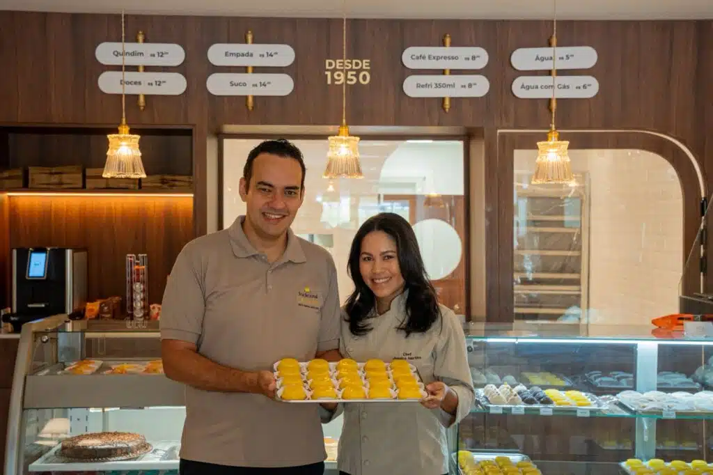 Jéssica e Vitor estão a frente da loja do Quindim de Nova Almeida