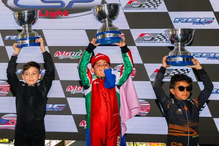 Miguel Emerick no pódio - Foto: KMCom / Bruno Gorski
