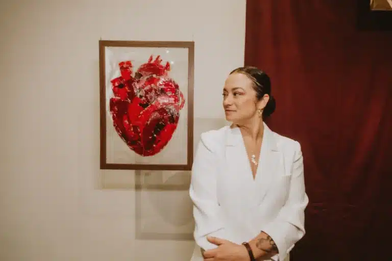 Milena Almeida em sua exposição Coração e Território