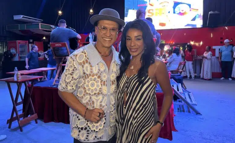 Os comentaristas dos desfiles do Carnaval de Vitó ... a TV SIM SBT, Jace Theodoro e Bryce Caniçali