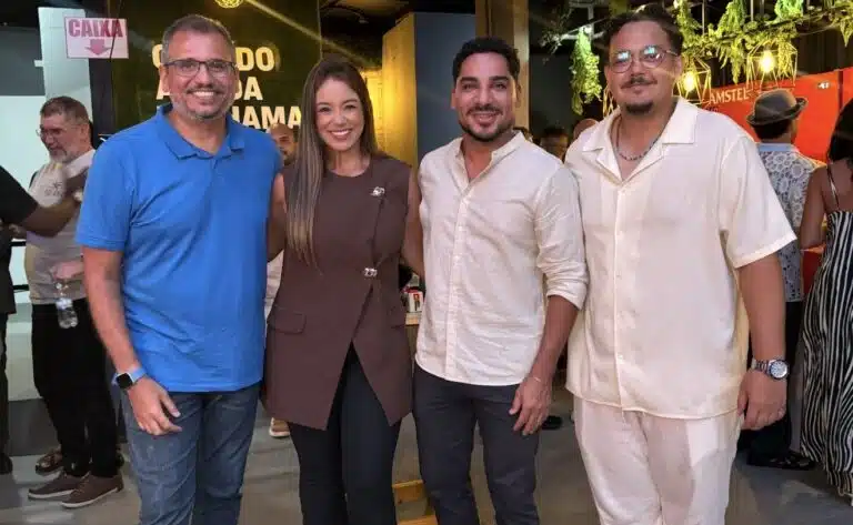 Parte da equipe da TV SIM, que fez bonito na transmissão do carnaval  Josué de Oliveira, Renata Fermo, Flavio Lacerda e Américo Soares.