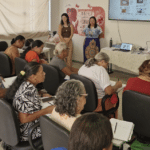 Idosos voltam à sala de aula para aprender a ler e escrever