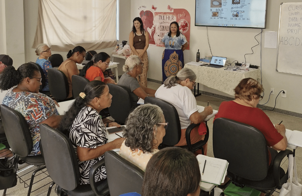 Idosos voltam à sala de aula para aprender a ler e escrever
