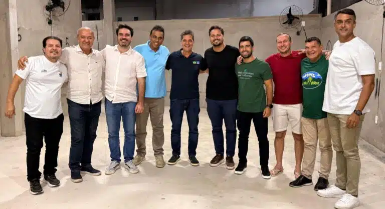 Ricardo Ferraço (no centro, de preto) reunido com nove vereadores de Vitória. Foto: assessoria do governador