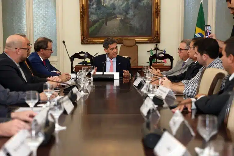 Ricardo Ferraço conduz reunião no gabinete. Crédito: Governo do Estado