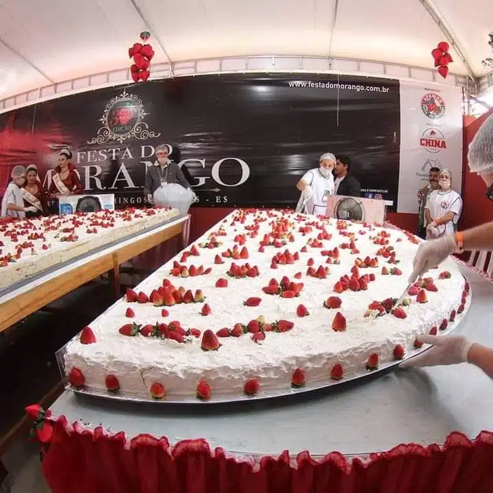 Torta gigante de morango é destaque no festival de Domingos Martins