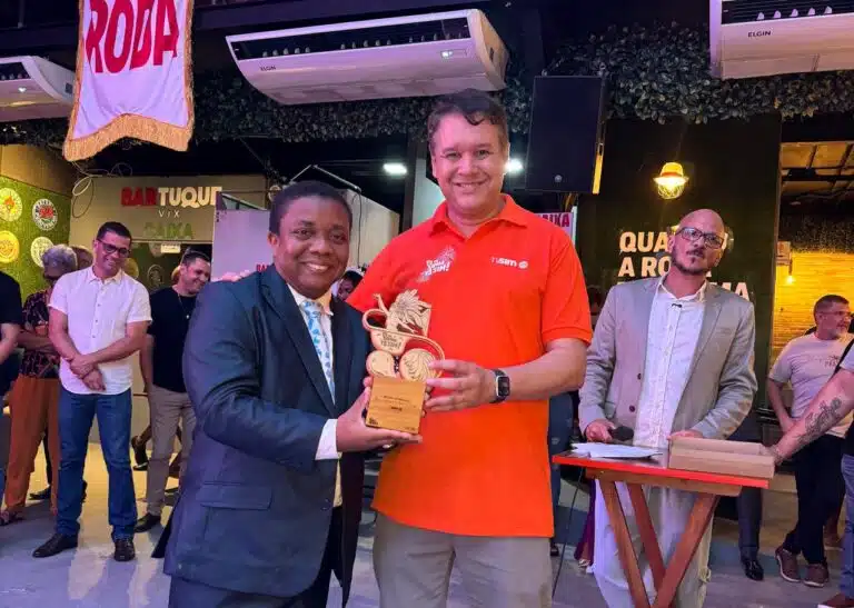 Danilo Cézar; melhor intérprete e o Diretor comercial da Rede Sim, Márcio Chagas.