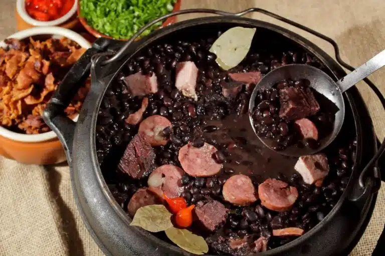 Mais de uma tonelada de feijoada durante festa no ES