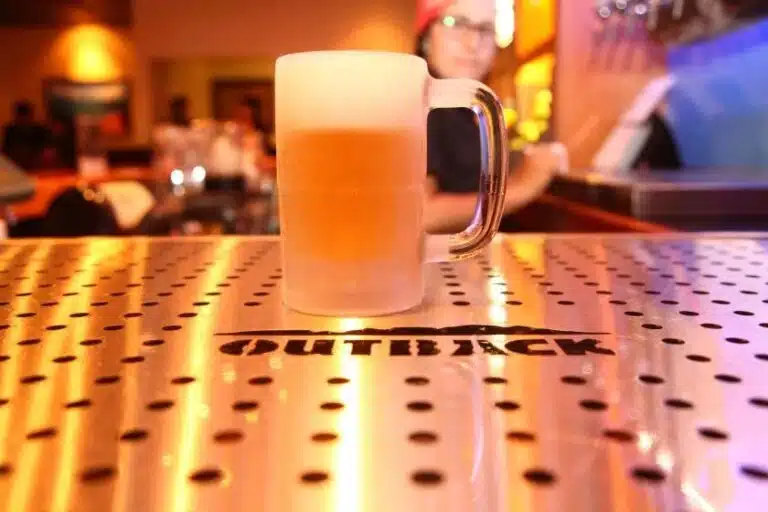 Saiba como ganhar chope ou refrigerante de graça no Outback