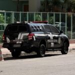 O que fazem viaturas em frente aos prédios da orla de Vila Velha?