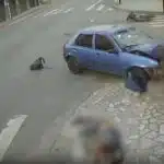 Câmera flagra batida violenta entre moto e carro em Cachoeiro